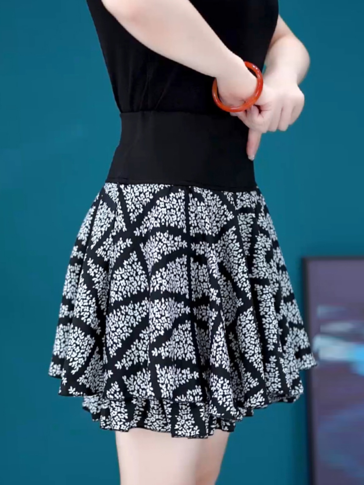 กระโปรงมิดิทรงเข้ารูป ลายดอกไม - Midi Skirt Floral บทวิจารณ์และราคา